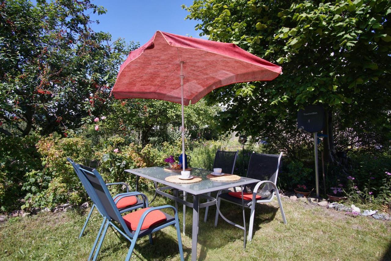 Zentral Aber Ruhig, Terrasse Mit Viel Gruen - Strandnahes Ferienhaus Luki Goehren  Kültér fotó
